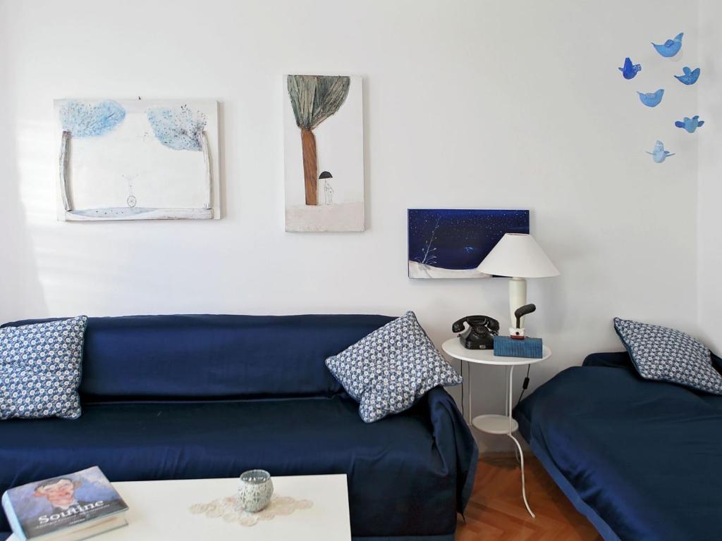 a living room with a blue couch and a table at Cozy Apartment Brela in Brela