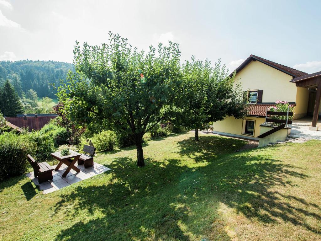 a garden with a picnic table and a tree at Apartment near the forest in Plankenstein in Plankenfels