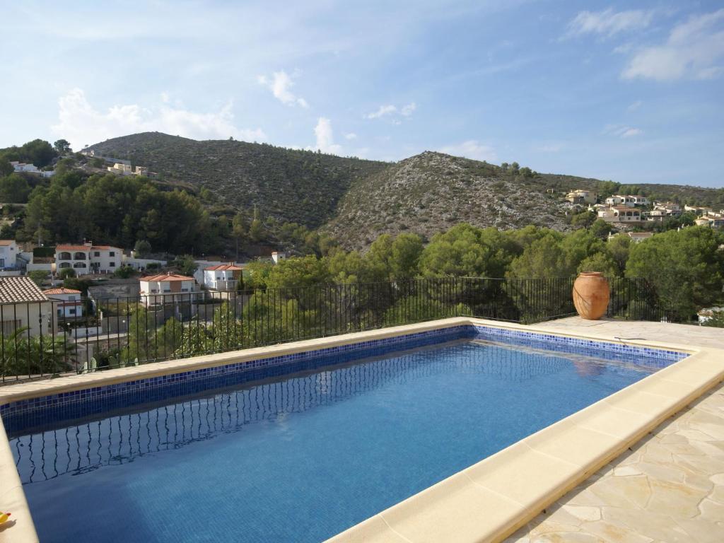 een zwembad met uitzicht op een berg bij Belvilla by OYO Casa Alcalal in Alcalalí