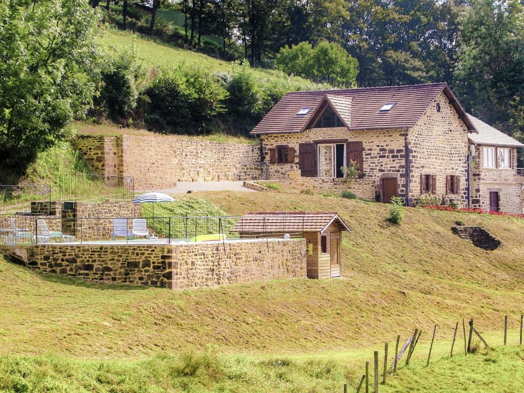 ein Steinhaus auf einem Hügel in der Unterkunft Modern Villa in S rilhac with Private Pool in Beynat