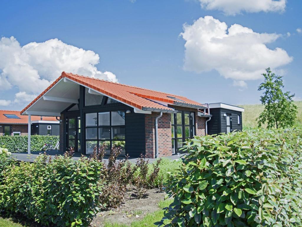 KattendijkeにあるComfortable holiday home nearby Oosterscheldeの煉瓦造りのオレンジ色の屋根