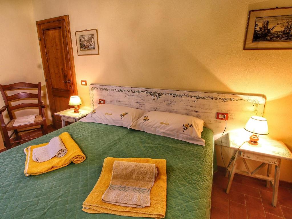 Postel nebo postele na pokoji v ubytování Farmhouse in Tuscany near Albola Castle