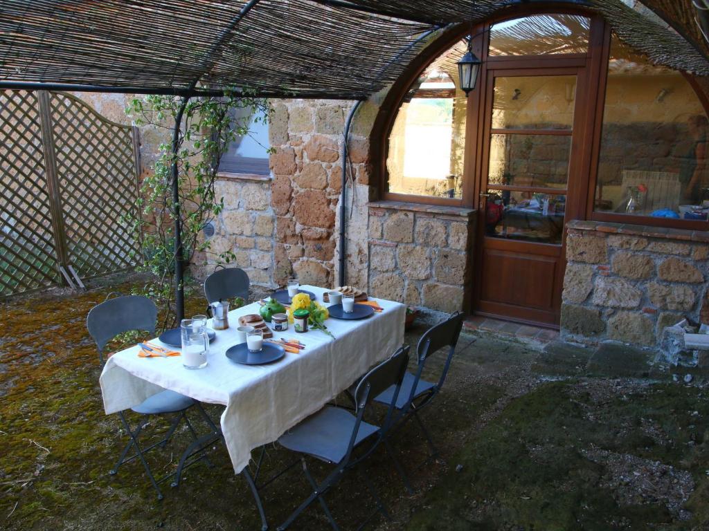 une table avec de la nourriture en haut devant un bâtiment dans l'établissement Belvilla by OYO Piano, à Sorano