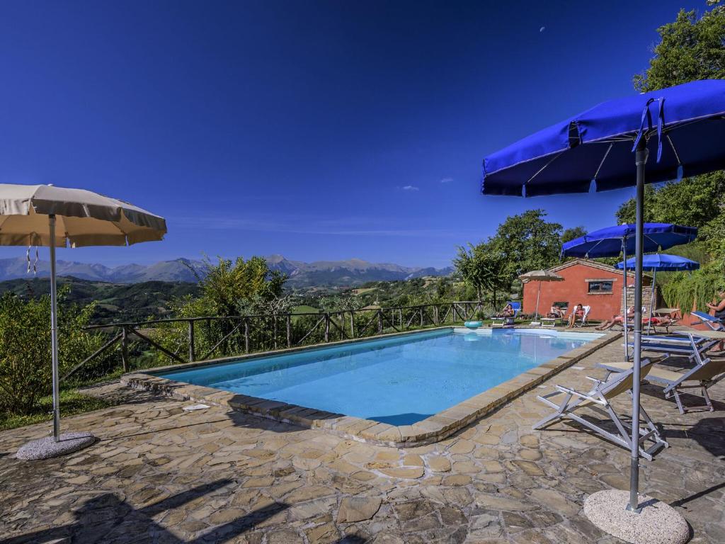 Basen w obiekcie Pretty holiday home with terrace in the Sibillini Mountains lub w pobliżu