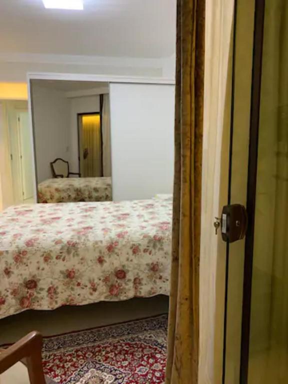  Apartamento Bem localizado Meia Praia excelente