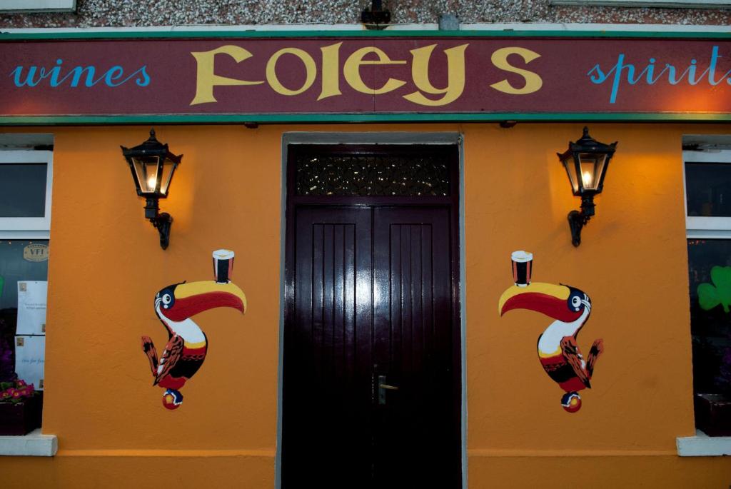 a restaurant with a door and a sign that says roeyes at Foleysbarinch in Inch