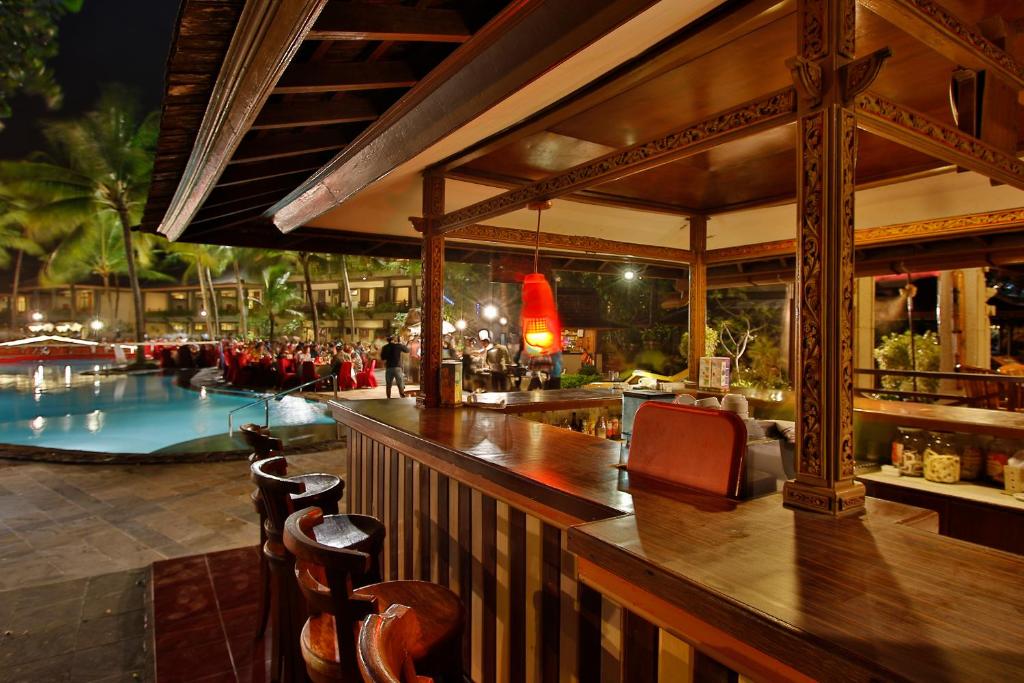 Bazén v ubytování Jayakarta Hotel Lombok nebo v jeho okolí