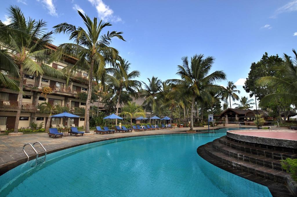 Bazén v ubytování Jayakarta Hotel Lombok nebo v jeho okolí