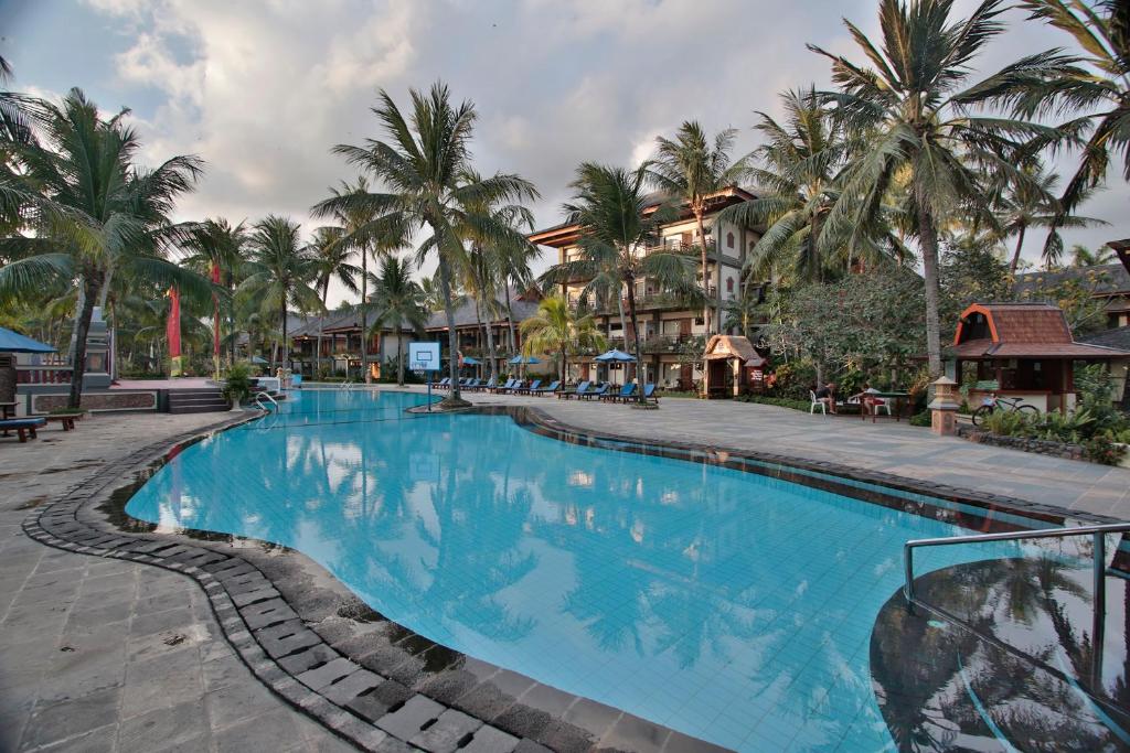 Bazén v ubytování Jayakarta Hotel Lombok nebo v jeho okolí