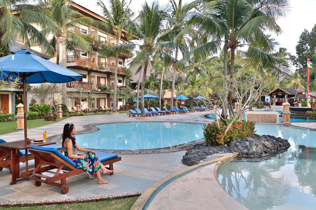 Bazén v ubytování Jayakarta Hotel Lombok nebo v jeho okolí