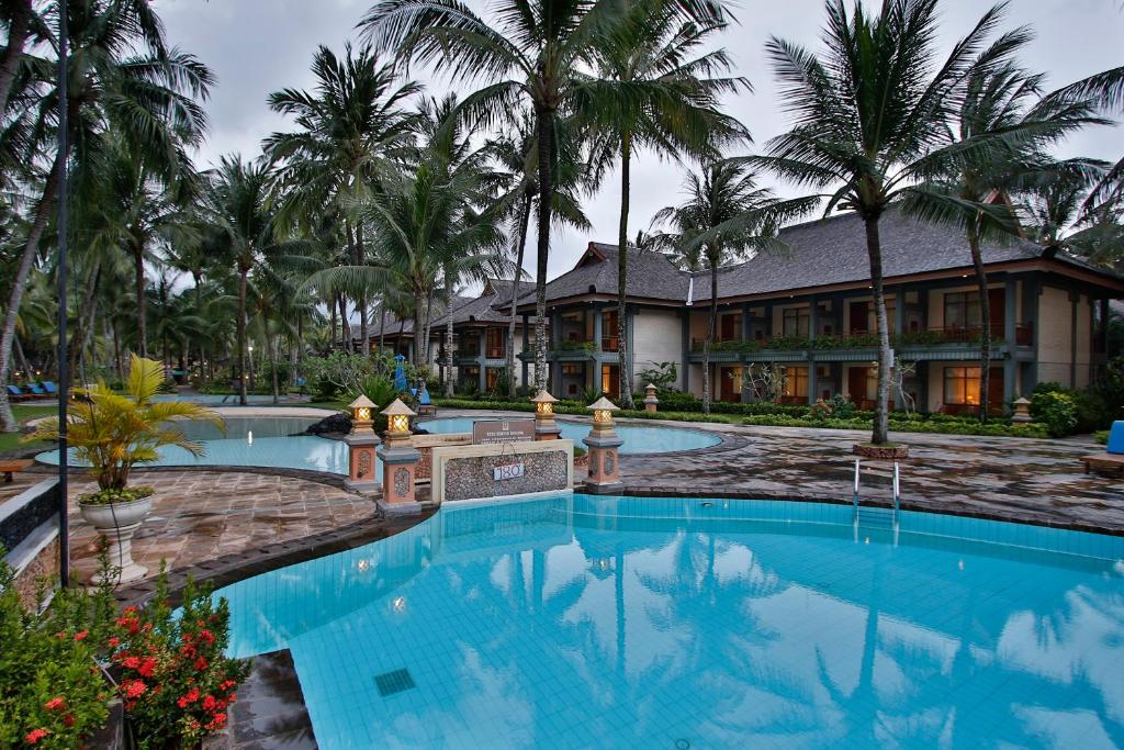 Bazén v ubytování Jayakarta Hotel Lombok nebo v jeho okolí