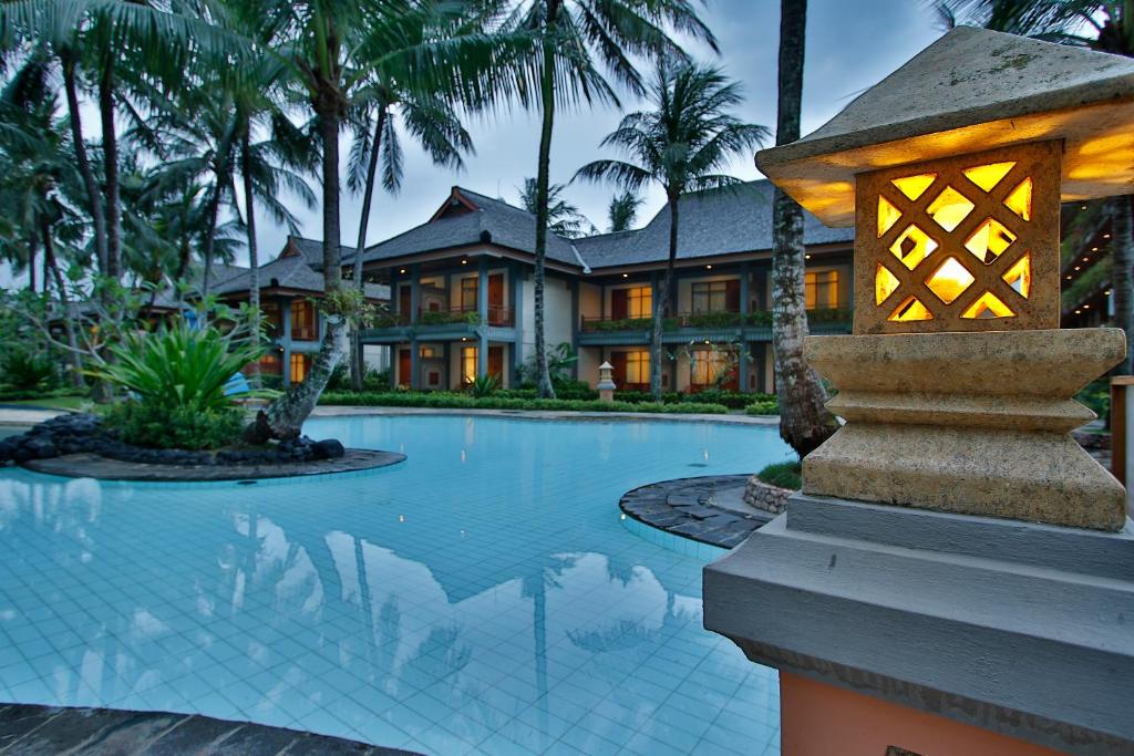 Bazén v ubytování Jayakarta Hotel Lombok nebo v jeho okolí