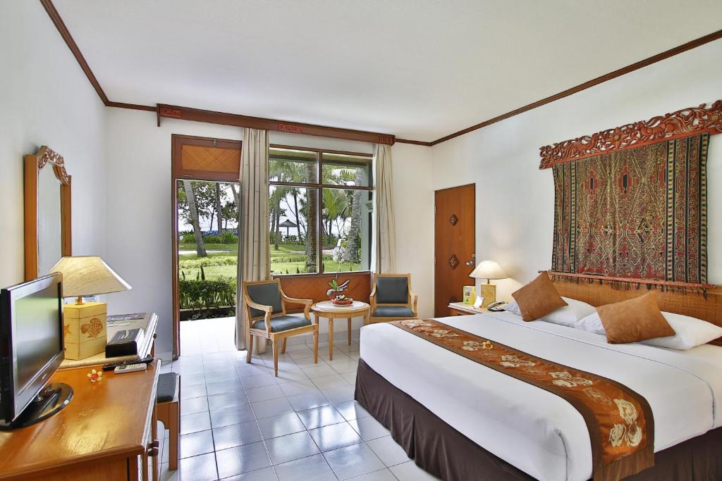 Postel nebo postele na pokoji v ubytování Jayakarta Hotel Lombok
