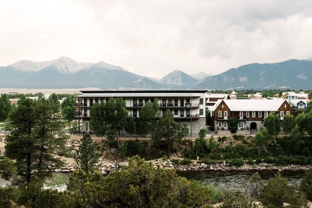 una rappresentazione di un edificio con montagne sullo sfondo di Surf Hotel & Chateau a Buena Vista