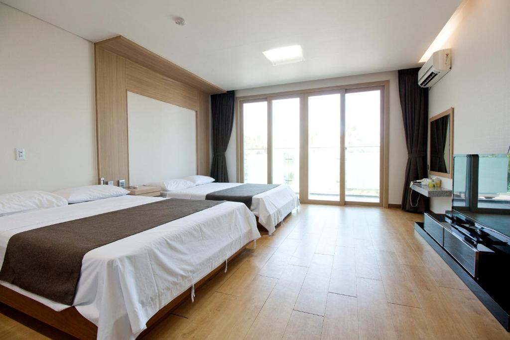 Postel nebo postele na pokoji v ubytování Amoureux Resort