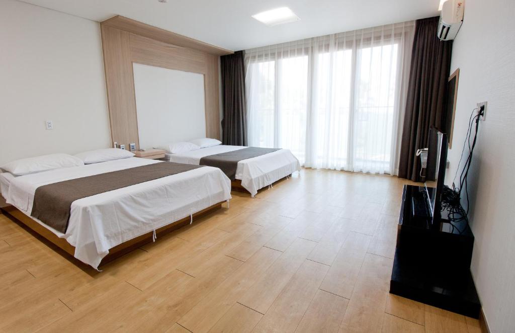 TV a/nebo společenská místnost v ubytování Amoureux Resort