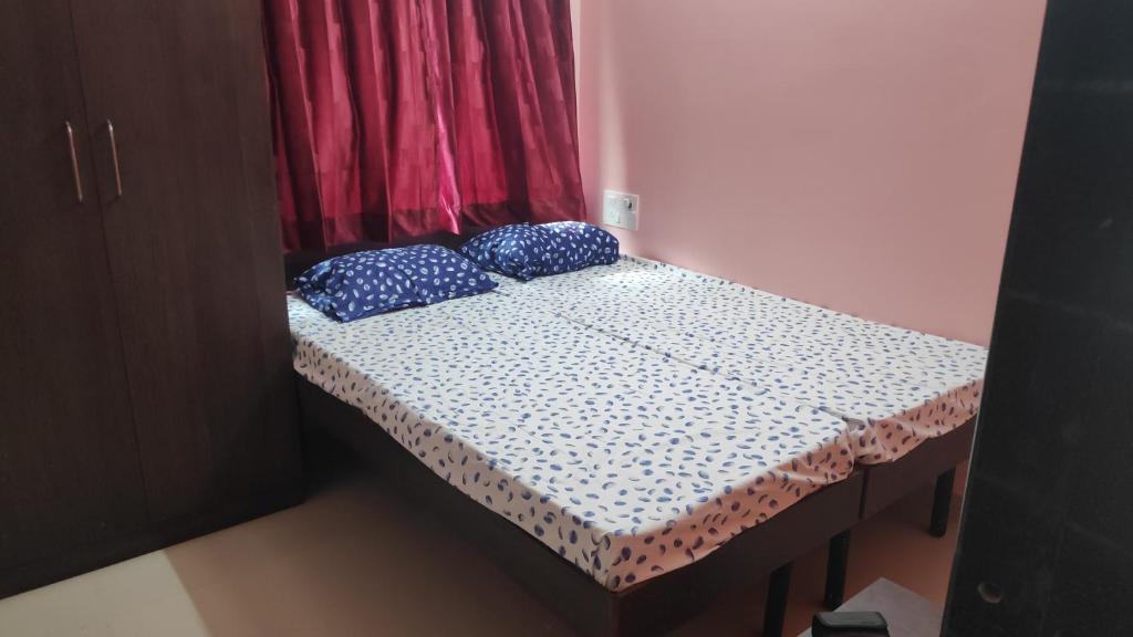 Postel nebo postele na pokoji v ubytování Bandekar Home Stay
