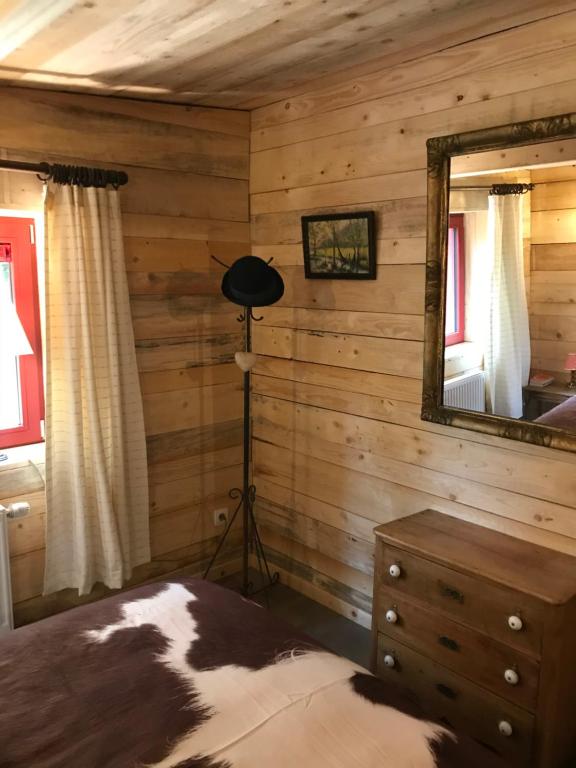 A bed or beds in a room at Chalet du praillage