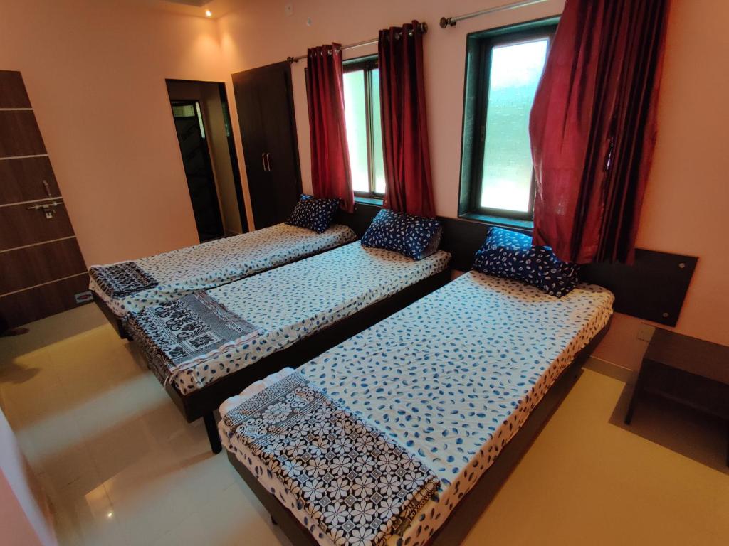 Postel nebo postele na pokoji v ubytování Bandekar Home Stay