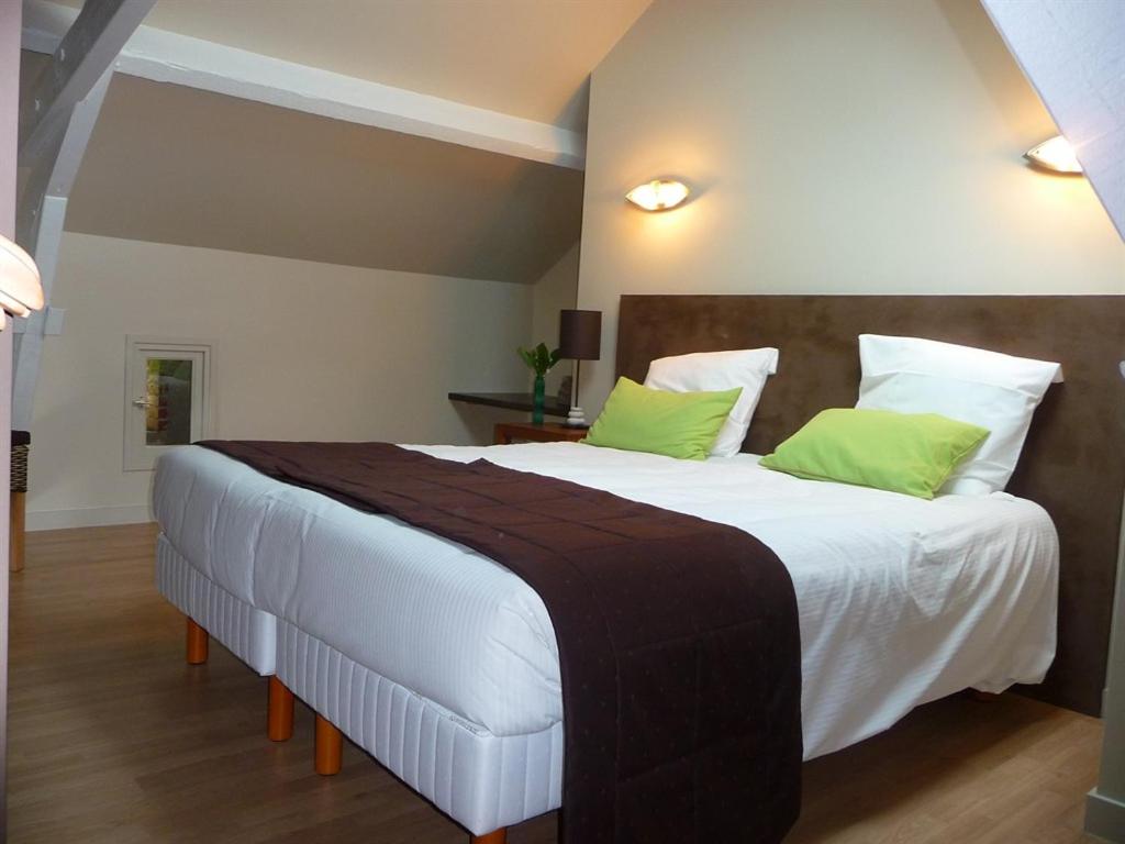 Château de la Galissonnière - Quadruple Room With Private Bathroom