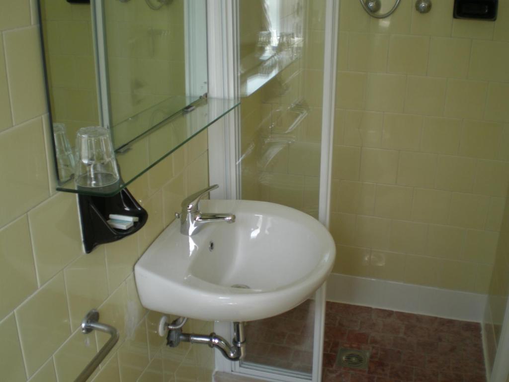 A bathroom at Hotel Silva Frontemare