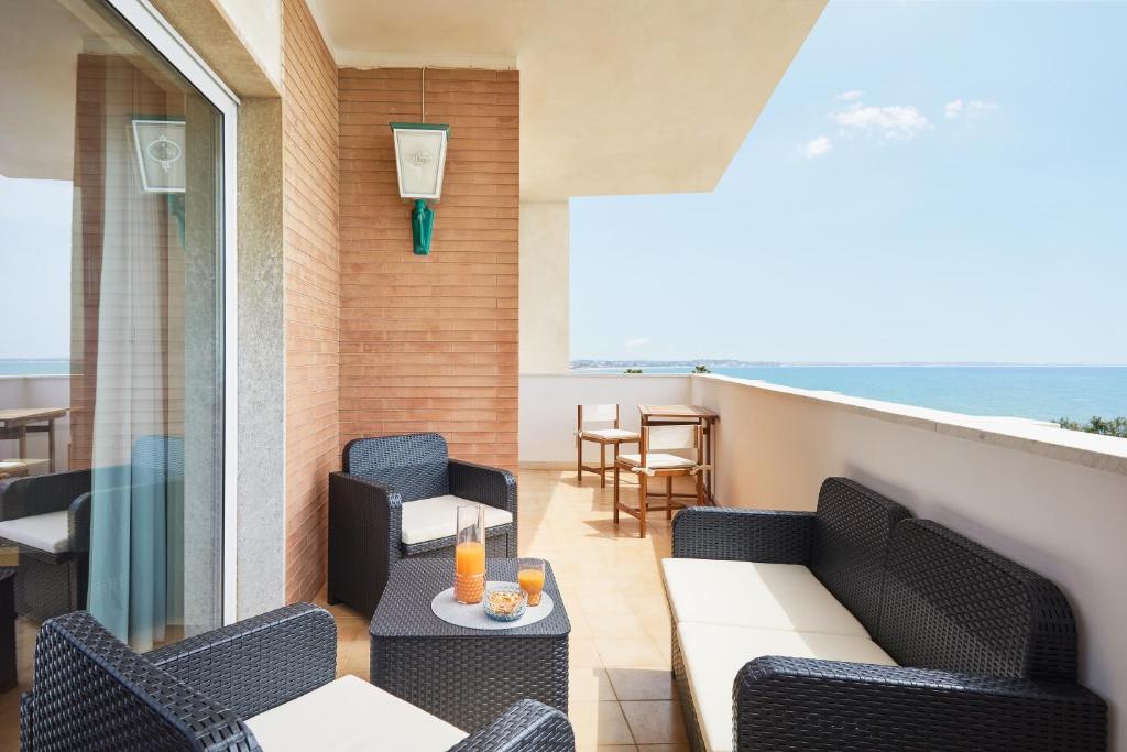 Orizzonte Casesicule, Fantastic Sea View with Balcony and Big Windows, Wi-Fi - Housity