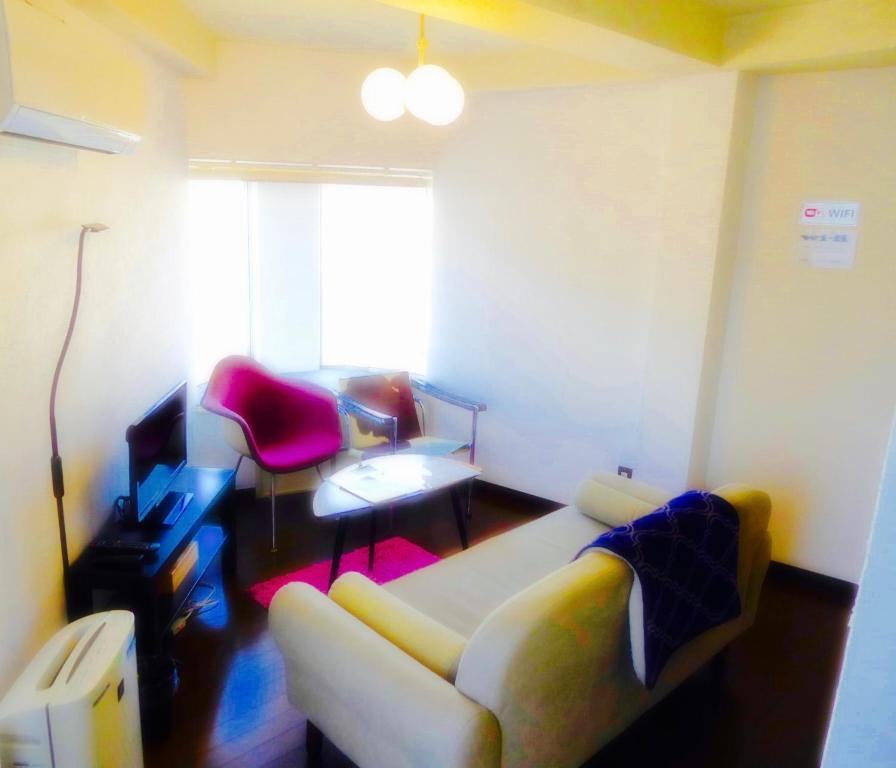 太宰府市にあるDazaifu - Apartment / Vacation STAY 36942のソファとテーブルのあるリビングルーム