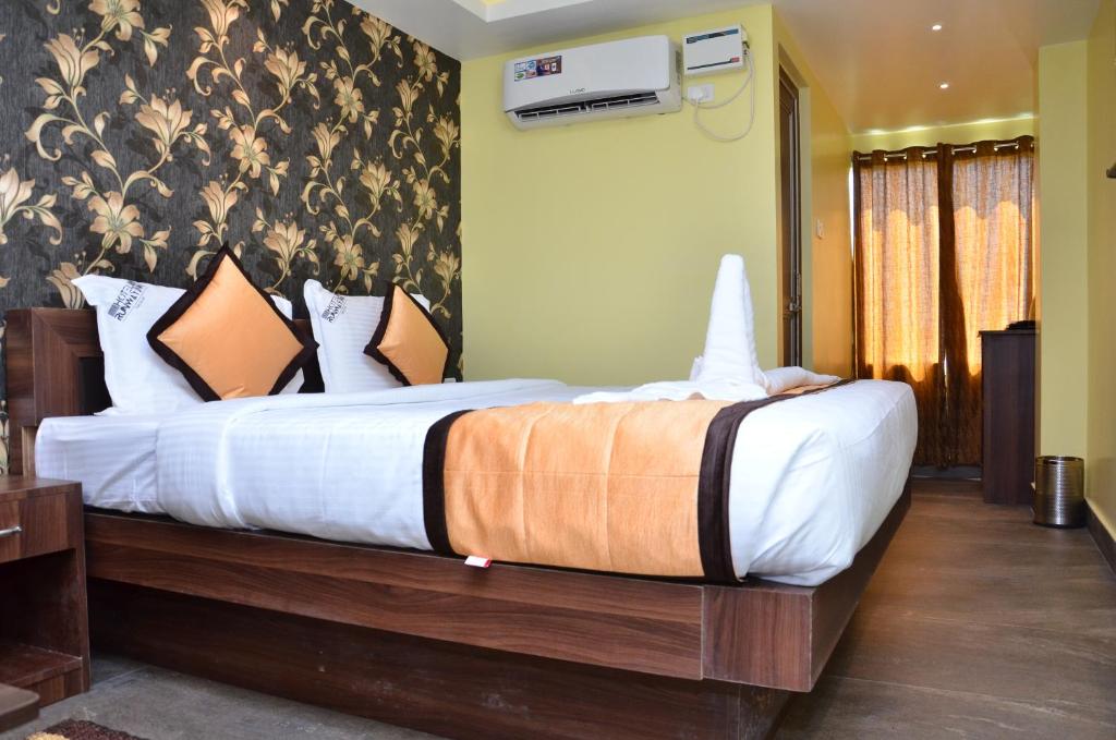 Hotel Runway Inn في ميناء بلير: غرفة نوم بسرير كبير مع شراشف بيضاء