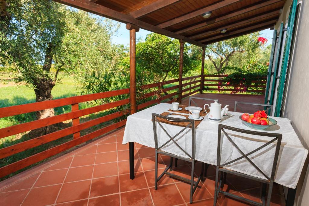 een tafel en stoelen op het balkon van een huis bij Lithies Organic Farm in Vasilikos