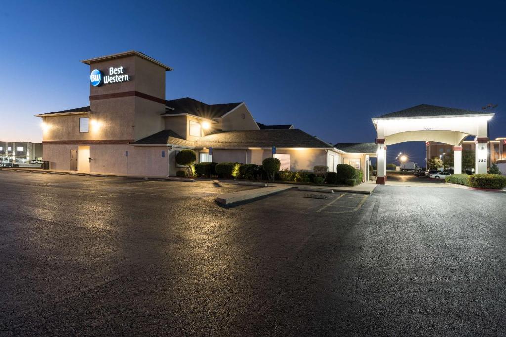 ein Parkplatz vor einem Hotel in der Nacht in der Unterkunft Best Western Abilene Inn and Suites in Abilene