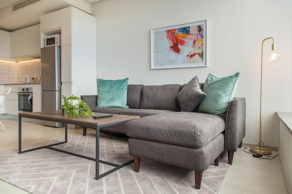 Кът за сядане в 117 on Strand - Luxury Apartments
