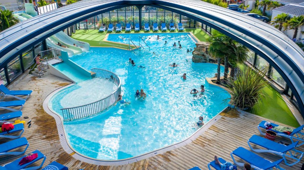 an overhead view of a swimming pool at a resort at Camping Emeraude in Saint-Briac-sur-Mer