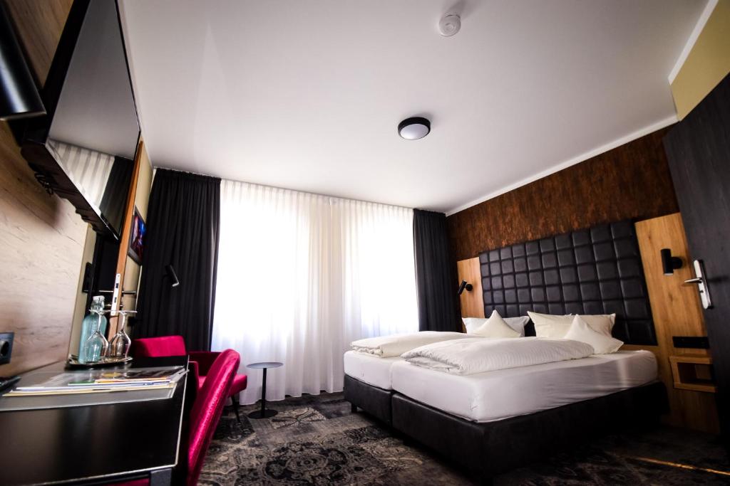 pokój hotelowy z łóżkiem i oknem w obiekcie Hotel Roter Löwe w mieście Ulm