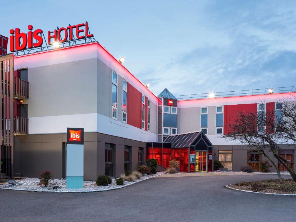 a hotel with a sign that reads bus hotel at ibis Aulnay Paris Nord Expo in Aulnay-sous-Bois