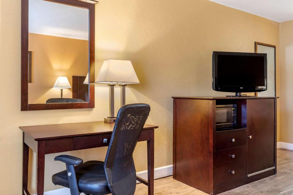 Quality Inn Russellville I-40 - King Room - Non-Smoking