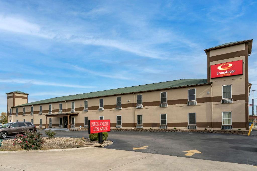 een groot gebouw met een bord ervoor bij Econo Lodge Inn & Suites in Granite City