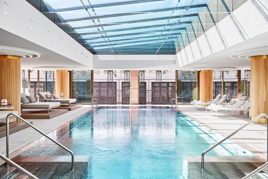 einen großen Pool mit Glasdach in der Unterkunft Four Seasons Hotel Madrid in Madrid