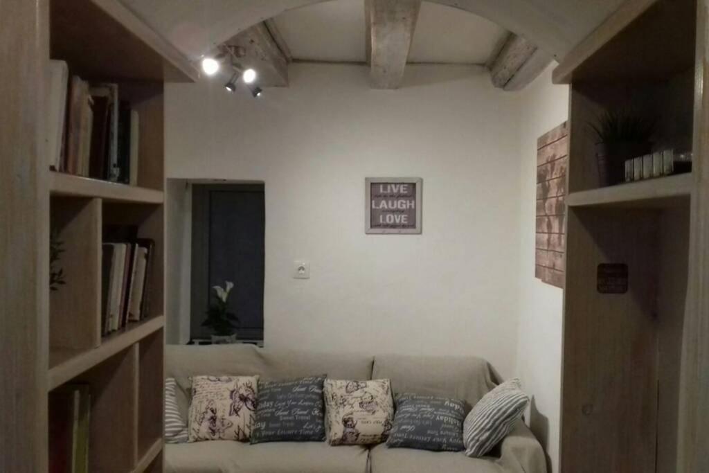 Posezení v ubytování Cosy little modern-rustic apartment in Corfu center.