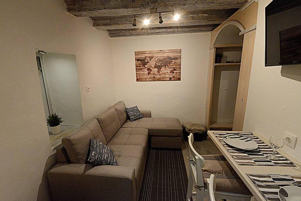 Posezení v ubytování Cosy little modern-rustic apartment in Corfu center.