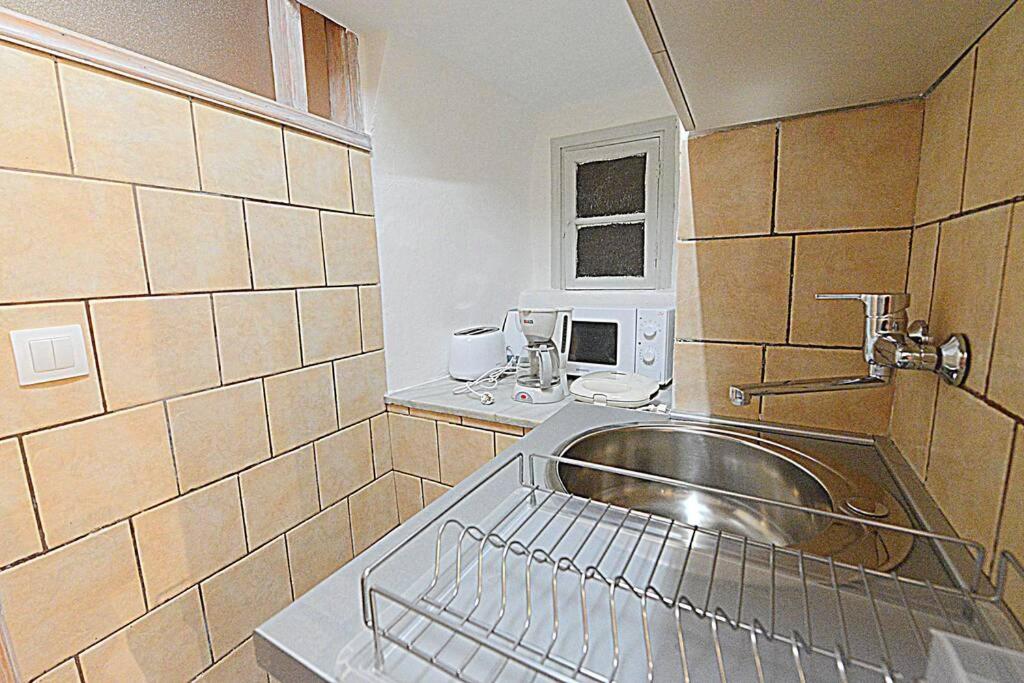 Kuchyň nebo kuchyňský kout v ubytování Cosy little modern-rustic apartment in Corfu center.
