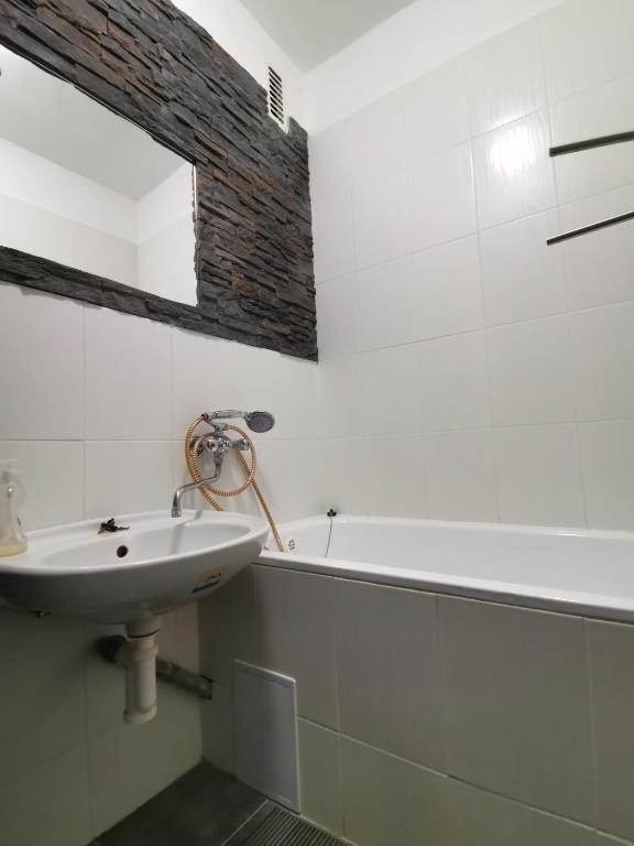 Vannituba majutusasutuses byt s balkonem