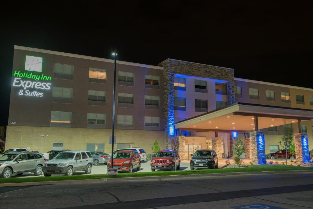 un hotel con coches aparcados frente a un aparcamiento en Holiday Inn Express & Suites - Louisville N - Jeffersonville, an IHG Hotel, en Jeffersonville