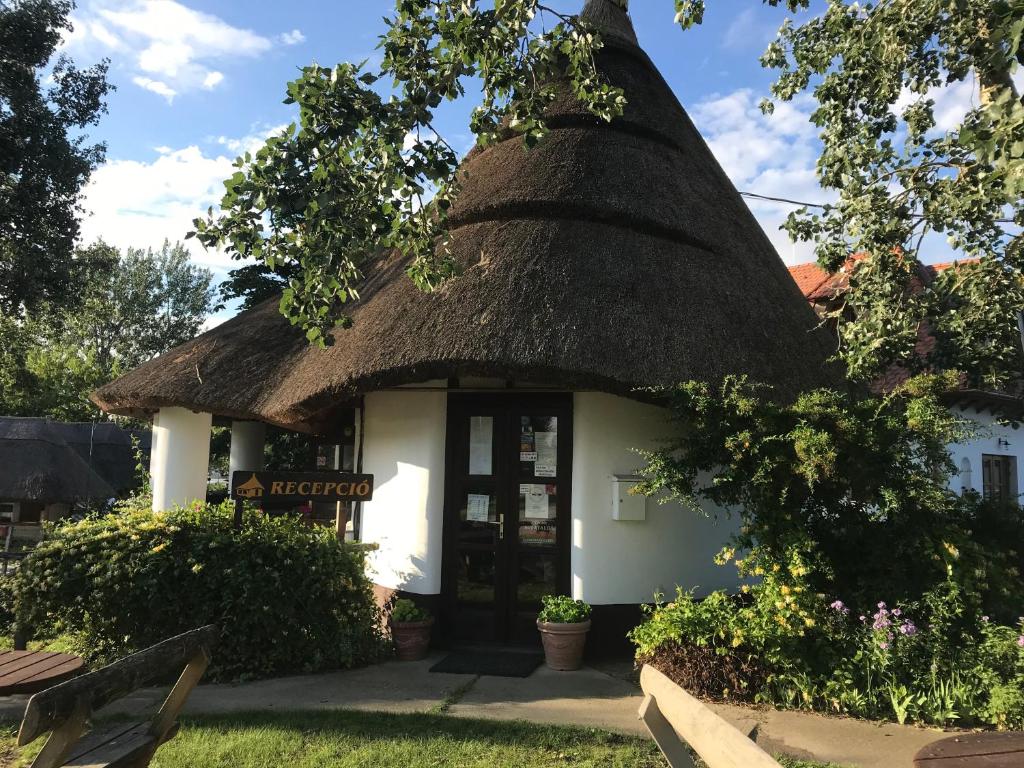 A garden outside Kormorán panzió