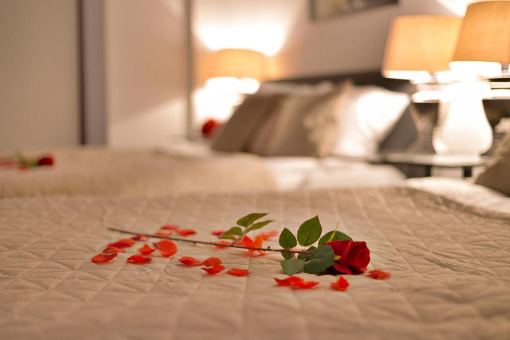 ein Blumenarrangement auf einem Bett in einem Hotelzimmer in der Unterkunft Wellness Suite Zeist in Zeist