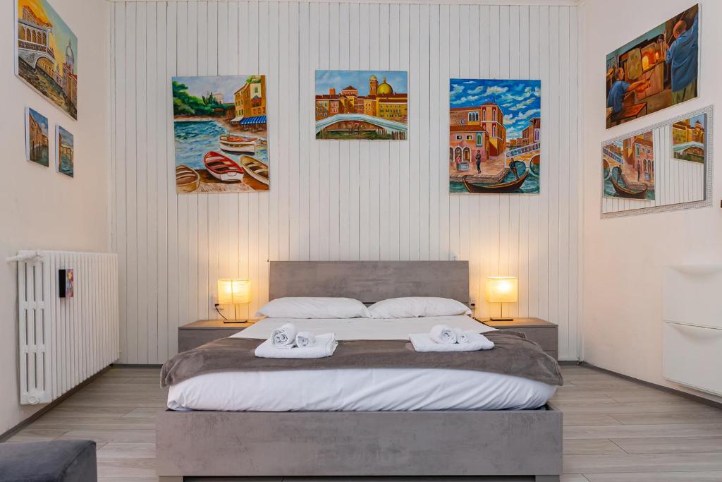 una camera da letto con un grande letto con due asciugamani di Art Design Apartment - City Center a Milano