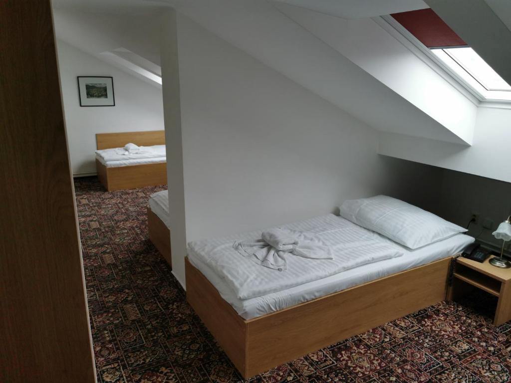 Łóżko lub łóżka w pokoju w obiekcie City-Inn