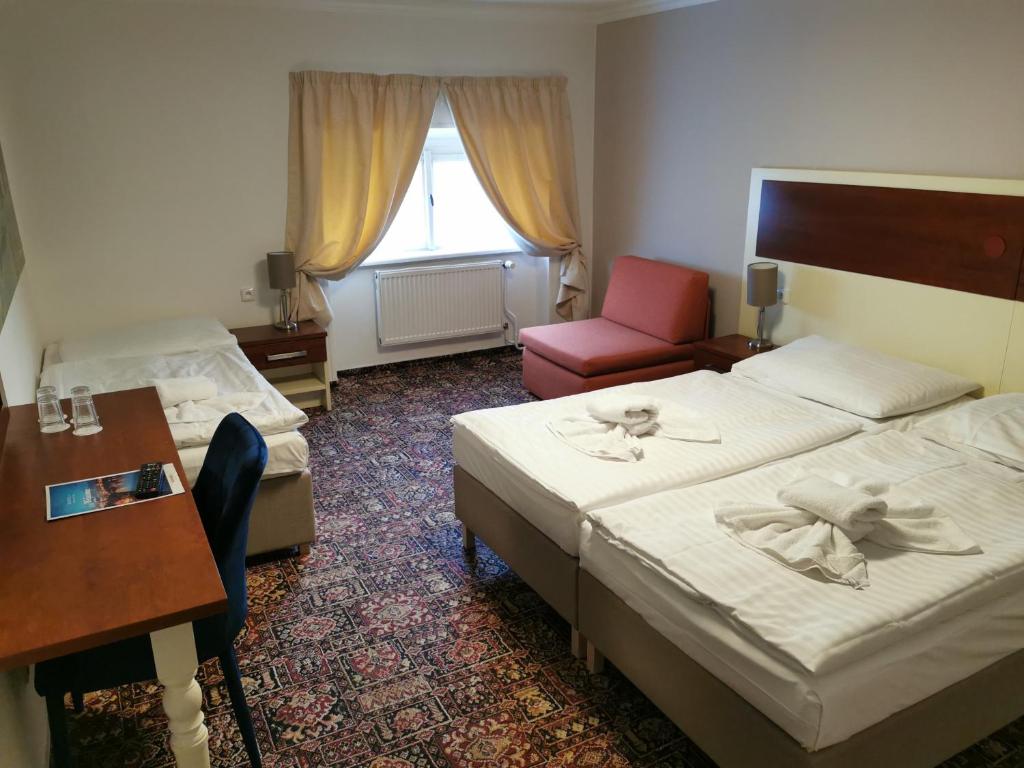 Łóżko lub łóżka w pokoju w obiekcie City-Inn