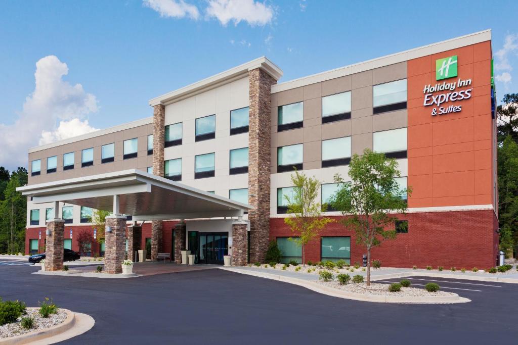 una rappresentazione della parte anteriore di un edificio ospedaliero di Holiday Inn Express & Suites - Fayetteville, an IHG Hotel a Fayetteville