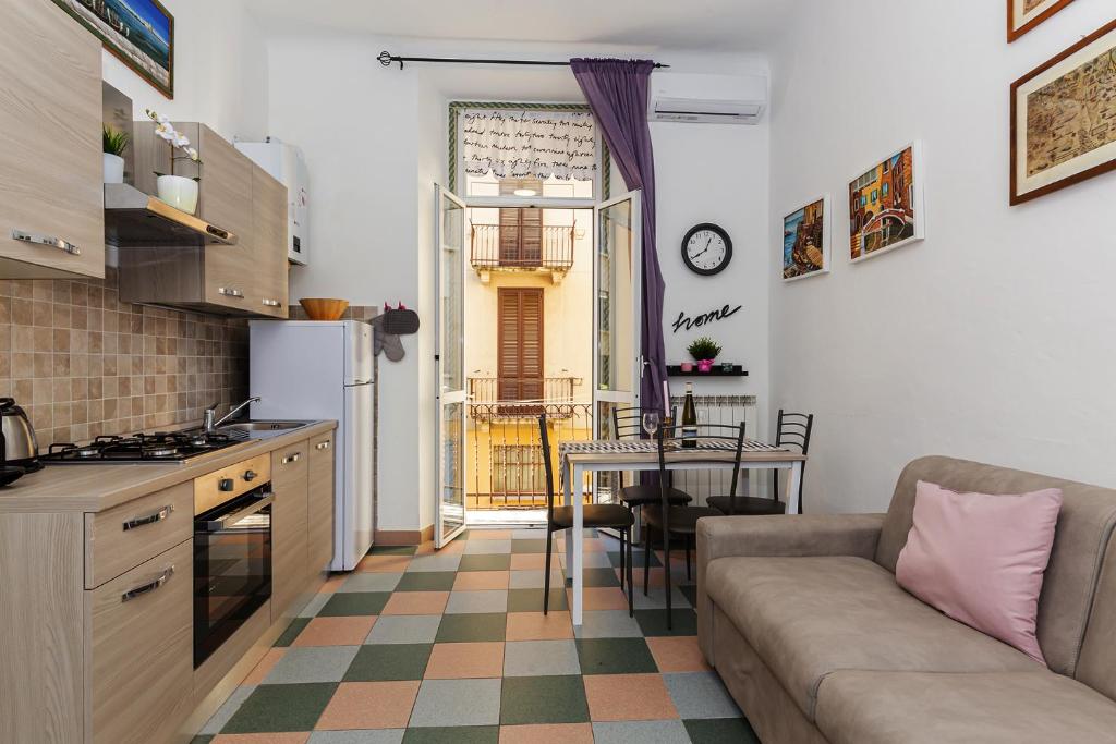 cocina y sala de estar con sofá y mesa en New Apartment in downtown close to Duomo en Milán
