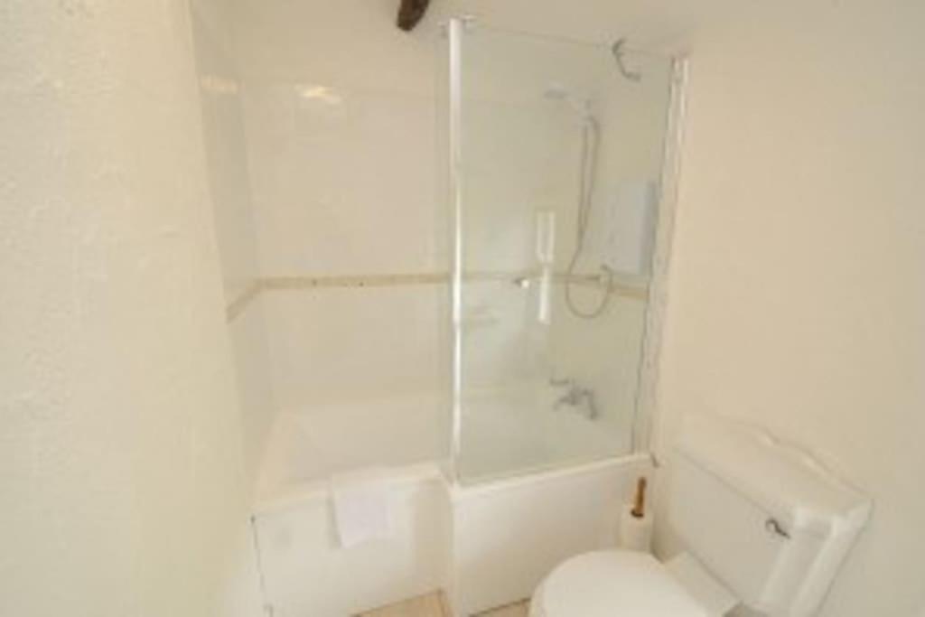 biała łazienka z prysznicem i toaletą w obiekcie Inglewood Cottage, Chapel Stile w mieście Chapel Stile